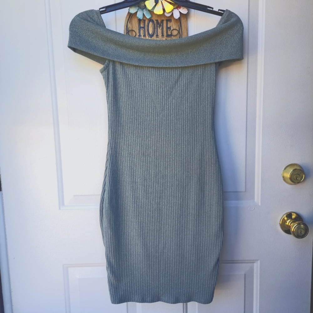 Cute off the shoulder dress💚